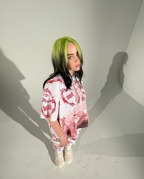 #billieeilish Billie Eilish Outfits, Derry Girls, Fav Celebs, 5 S, Green Hair, Art Director, Favorite Person, Billie Eilish, Fashion Company