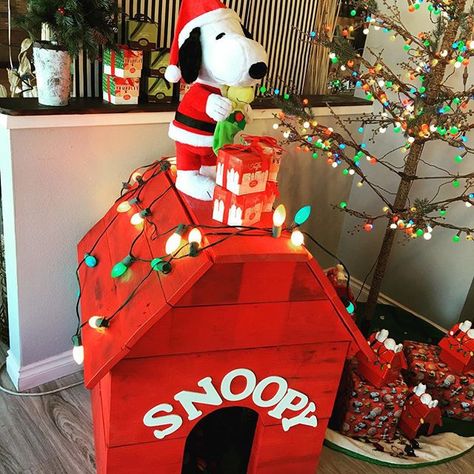 Snoopy Dog House Diy, Xmas Snoopy, House With Christmas Lights, Charlie Brown Christmas Decorations, Snoopy Christmas Decorations, Snoopy Costume, Snoopy Christmas Tree, Christmas Cubicle Decorations, Snoopy Dog House