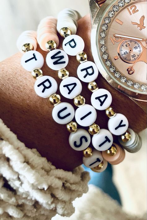 Friendship Bracelet Length Chart, Bracelet Stack Inspiration, Polymer Bead Bracelets Ideas, Faith Beaded Bracelets, Fun Clay Bead Bracelet Ideas, Clay Bead Bracelet Stack Ideas, Aesthetic Bead Bracelet Ideas, Clay Bead Earrings Ideas, Heishi Bracelet Ideas