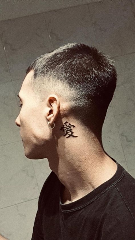 Kanji Tattoo Neck, Near Ear Tattoo, Japanese Tattoos Behind Ear, Neck Tattoo Anime, Kanji Neck Tattoo, Kanji Tattoo Men, Gaara Symbol, Behind Ear Tattoo Men, Gaara Tattoo