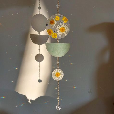 Clay Sun Catcher, Ceramic Suncatcher, Prairie Quilt, Crystal Suncatchers Diy, Witchy Room, Diy Wall Decor For Bedroom, Eclipse Solar, Paper Art Design, Origami Crafts Diy