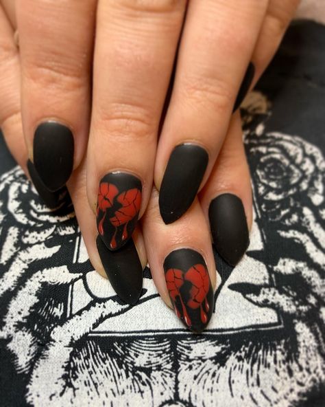 Anatomical Heart Nails, Break Up Nails, Dark Nails Halloween, Heartbreak Nails, Nail Art Ideas Black, Goth Valentines Nails, Nails Black Valentines, Single Nails, Black Valentines Day Nails