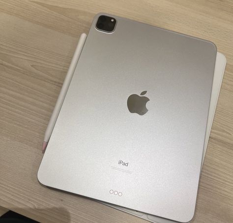 Ipad Pro White, Silver Ipad, Ipad Pro 2021, Vision 2024, Ipad Essentials, Apple Macintosh, Playstation Controller, Apple Technology, Iphone Obsession