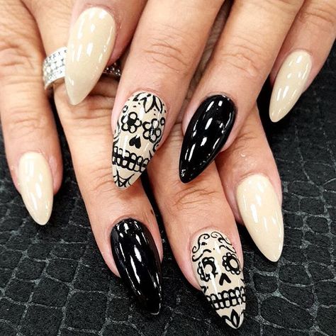 Pin for Later: 12 Sugar Skull Nail Accents That Honor Your Mexican Heritage on Día de los Muertos Skull Nail Designs, Sugar Skull Nails, Acrylic Nails Natural, Skull Nail Art, Nail Art Halloween, Witch Nails, Skull Nails, Witchy Nails, Halloween Kunst