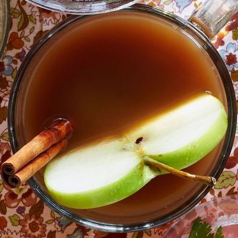 apple cider thanksgiving cocktail Thanksgiving Apple Cider, Christmas Drinks Nonalcoholic, Eggnog Hot Chocolate, Slow Cooker Apple Cider, Christmas Drinks Alcohol, Kid Friendly Drinks, Apple Cider Recipe, Slow Cooker Apples, Minnesota State Fair