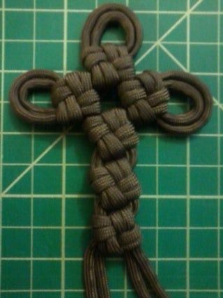 Paracord Cross, Leader Gifts, Everest Vbs, Dreamcatcher Diy, Paracord Projects Diy, Cross Knot, Paracord Braids, Paracord Diy, Paracord Knots