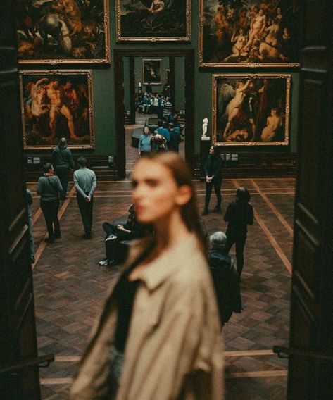 Museum Photography, Galleria D'arte, Shotting Photo, Foto Poses, Dark Academia Aesthetic, Jolie Photo, Photography Inspo, Aesthetic Photography, Dark Academia