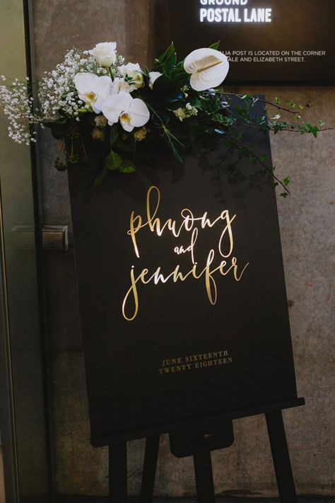 Modern City Wedding, Dark Wedding Theme, Gold Wedding Signs, Black And White Wedding Theme, Black Gold Wedding, White Wedding Theme, Gold Wedding Theme, Dark Wedding, Black White Wedding