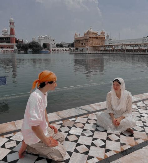 Golden Temple Aesthetic, Temple Aesthetic, Dates Ideas, Captions For Couples, Golden Temple Amritsar, Aesthetic Image, Indian Couple, Golden Temple, Amritsar