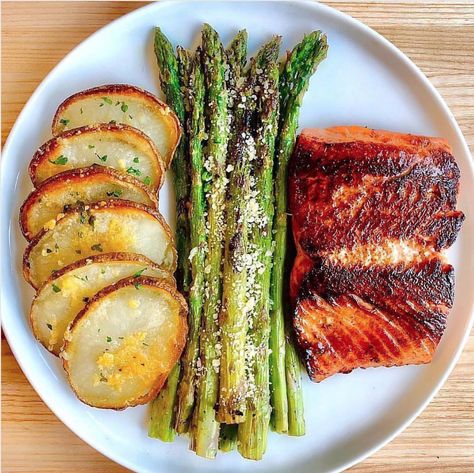 Chipotle Salmon, Resep Salad, Makanan Diet, Health Dinner, God Mat, Health Dinner Recipes, Honey Garlic, Idee Pasto Sano, Good Healthy Recipes