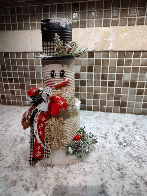 Christmas Coffee Can Crafts, Snowman Made Out Of Tin Cans, Tin Can Snowman Crafts, Coffee Can Christmas Crafts, Tin Can Scarecrow, Coffee Can Snowman, Christmas Tin Can Crafts Ideas, Tin Can Snowman, Christmas Crafs