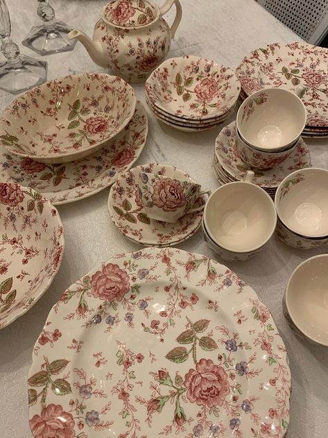 Wedding Tableware, Vintage Crockery, Vintage Dishware, Patterned Plates, Pretty Plates, Vintage Dinnerware, China Plates, Future Apartment, Vintage Plates