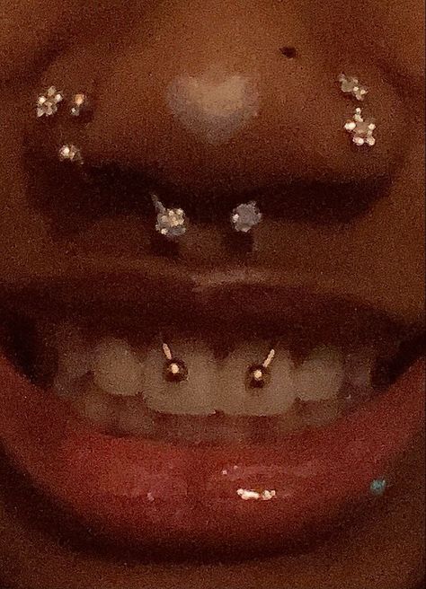 Smiley Piercing On Black Women, Gold Face Piercings, Face Piercings Women, Frog Eyes Piercing, Mouth Piercings, Dna Tattoo, Cute Nose Piercings, Smiley Piercing, Cool Ear Piercings