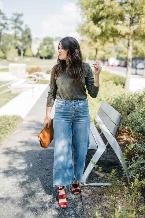 Check out all these tips on how to wear and style wide leg cropped jeans. Even if you're petite, you can wear this fun denim trend. Try this womens fashion trend today! #styletips #elevatedeverydaytips Cropped Pants Outfit, Cropped Jeans Outfit, Style Wide Leg Jeans, Wide Leg Jeans Outfit, Jeans Ideas, Leg Pants Outfit, Cropped Wide Leg Jeans, Wide Leg Cropped Pants, Denim Trends