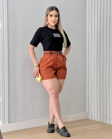 Consegue sentir o conforto desse look daí? T-shirt no algodão e short em corte de alfaiataria a junção perfeita que remete conforto e estilo. Looks Shorts, Looks Com Short, Indoor Ideas, Look Short, T Shirt, Instagram