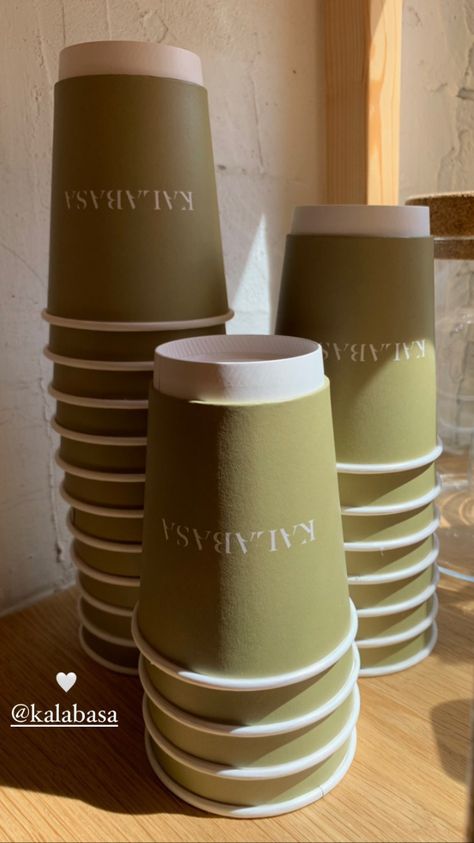 Coffee Shop To Go Cups, Cafe Cups Ideas, Paper Coffee Cup Design Ideas, Cafe Cup Design, Cafe Storage, Coffee Shop Cups, Coffee Cup Packaging, Coffee Cart Business, Takeaway Coffee Cups