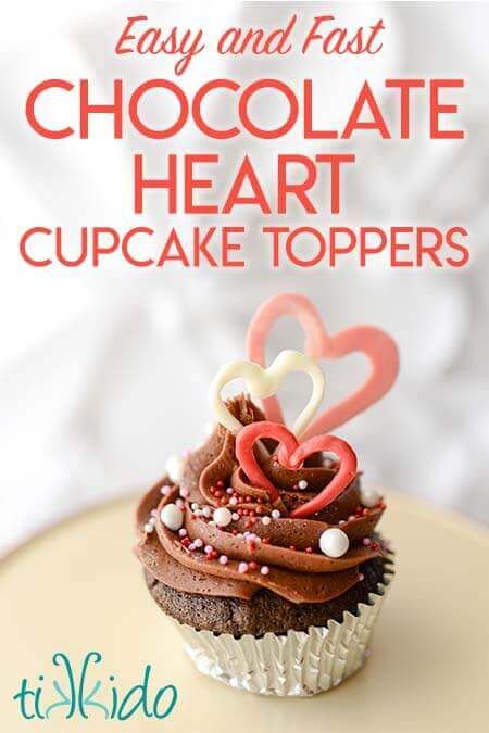 Valentine's Day Cupcakes Topped with Chocolate Hearts Chocolate Hearts Decoration, Cupcake Toppers Edible, How To Make Chocolate Hearts, Chocolate Heart Cake Decoration, Valentine Cupcake Ideas, Winterfest Ideas, Chocolate Cupcake Toppers, Dr Cake, Valentine's Cupcakes