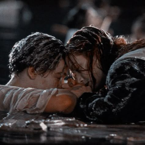 Photo of Jack and Rose from titanic. Jack And Rose Titanic, Titanic Aesthetic, Rose Titanic, Rose Dawson, Titanic Rose, Leo And Kate, Jack And Rose, Beau Film, Titanic 1997