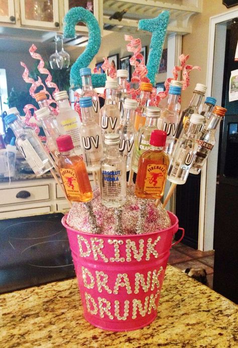 20 Ideas to Choose a Great Gift for Your Best Friend                                                                                                                                                                                 More Alcohol Bouquet, 21st Bday Ideas, Anniversaire Diy, Friends Diy, Birthday Party 21, Navidad Diy, Diy Gifts For Boyfriend, Birthday Gifts For Best Friend, 21st Birthday Gifts