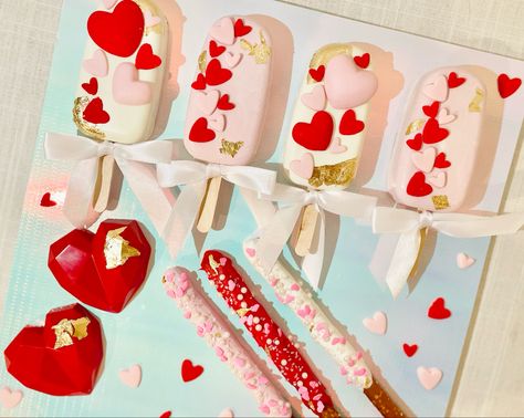 Chocolate Covered Treats Valentines, Cakecicles Valentines Day, Valentine's Day Treat Boxes, Popsicle Valentines, Cakesicles Valentines Day, Valentines Day Cakesicles, Valentines Cakesicles Ideas, Valentine’s Day Dessert Box Ideas, Valentines Cakesicles