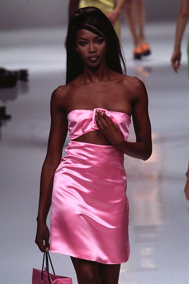 Naomi Campbell Pink, 1990 Style, Model Runway, Camila Morrone, 90s Runway Fashion, 90s Models, 1990s Fashion, Model Aesthetic, Claudia Schiffer