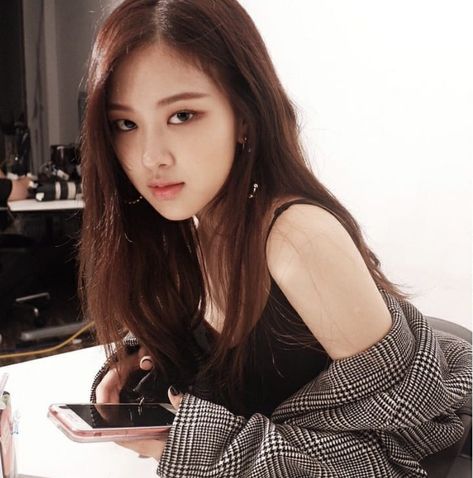 Blackpink Rosé Black Hair, Rose Brown Hair Blackpink, Rosé Icons Dark, Rosé Blackpink Black, Blackpink Rosé Icons, Rosé Blackpink Icons, Black Brown Hair, Blackpink Debut, Hair Icon