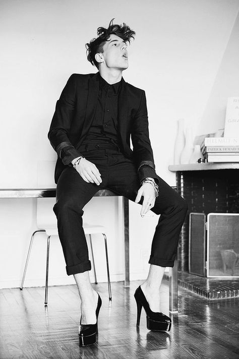 The High Heels Men Adore - MARISA TANIA Men Wearing High Heels, Pose Sitting, Essential Shoes, Every Man Should Own, Gay Best Friend, Urban Fashion Editorial, Men High Heels, Gender Fluid Fashion, Genderless Fashion