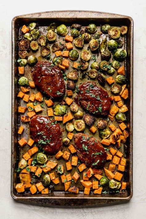 Need something hearty and filling for dinner tonight? Try this Sheet Pan Mini Meatloaf with Vegetables! It's like a Sunday dinner, only much simpler and with far fewer dishes to wash. Shaping the barbecue sauce-infused ground beef into mini meatloaves shortens the cooking time so you'll be able to get dinner on the table faster. Meatloaf With Vegetables, Pan Meatloaf, Mini Meatloaf, Mini Meatloaves, Meatloaf Dinner, Real Food Dietitians, Mini Meatloafs, Fast Meals, Slow Cooker Pumpkin