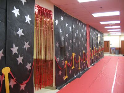 hall decorations - hollywood syle - cheap & glam                                                                                                                                                     More Homecoming Wall Decorations, Homecoming Week Decorations, Hollywood Spirit Week Ideas, Hollywood Spirit Week, Hollywood Teacher Appreciation, Homecoming Hallways, Hollywood Dance, Hollywood Prom, Hollywood Classroom