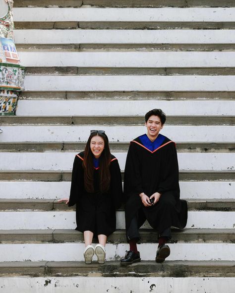 Pre Convo Photoshoot Idea Couple, Pre Convo Photoshoot Idea, Graduation Ideas Photoshoot, Couple Graduation Photoshoot, Yearbook Shoot, Foto Graduation, Graduation Cap Design Ideas, Graduation Pose Ideas, Wisuda Photoshoot