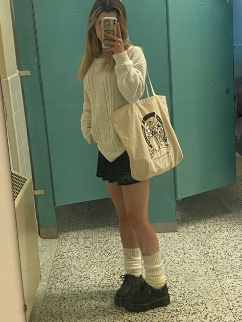 girl wearing a knit cream sweater and black skirt with cream leg warmers and low doc martens Outfit With Leg Warmers, Black Skirt Outfit, Sixth Form Outfits, How To Have Style, Outfit Looks, Downtown Outfits, Diy Vetement, Cream Knit Sweater, Autumn Fits