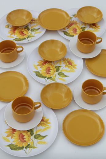 Photo of Vintage melmac dinnerware set for 4, 70s retro gold sunflower print dishes # 70s Dishware, Sunflower Dishes, 70s Dinnerware, Vintage Home Decor Farmhouse, Yellow Dishes, Sunflower Cottage, 1970s Kitchen, Retro Dishes, Melamine Dishes