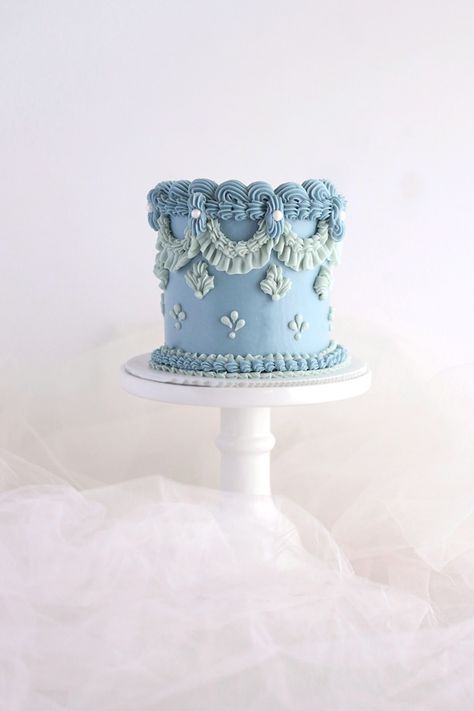 Vintage Looking Cake, Blue Victorian Cake, Light Blue Vintage Cake, Vintage Style Cakes, Vintage Cake Design Birthdays, Mini Vintage Cake, Vintage Cakes Birthday, Vintage Buttercream Cake, Blue Vintage Cake