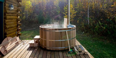 Go natural and make this wood and steel outdoor hot tub. Rustic Hot Tubs, Hot Tub Plans, Whirlpool Deck, Stock Tank Hot Tub, Hot Tub Landscaping, Hot Tub Designs, Cedar Hot Tub, Diy Hot Tub, Hot Tub Deck