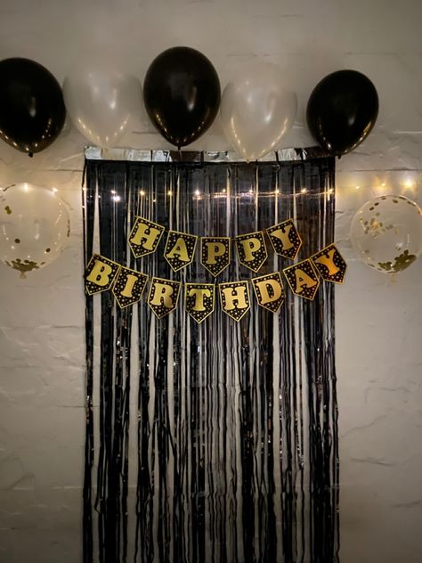 Birthday Backdrop Ideas For Men Diy, Simple Bday Decor, Small Birthday Decorations Simple, Party Backdrop Ideas, Birthday Balloon Surprise, 18th Party Ideas, Bolo Naruto, 21st Birthday Balloons, Balloon Surprise