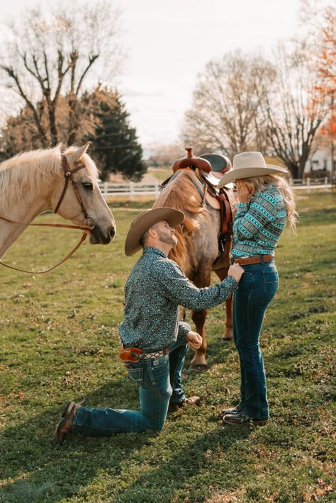 Cowboy Proposal, Western Proposal Ideas, Western Proposal, Country Proposal Ideas, Country Proposal, Western Couples, Horse Couple, Country Couple Pictures, Boyfriend Stuff