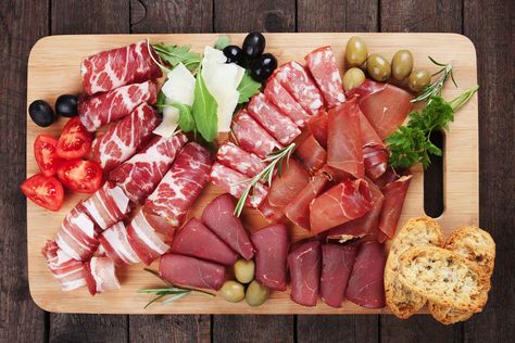 Charcuterie Cured Meat Platter, Vegetarian Pate, Wedding Buffet Food, Caprese Skewers, Culinary Classes, Antipasto Platter, Meat Platter, Meat Appetizers, Cheese Pairings