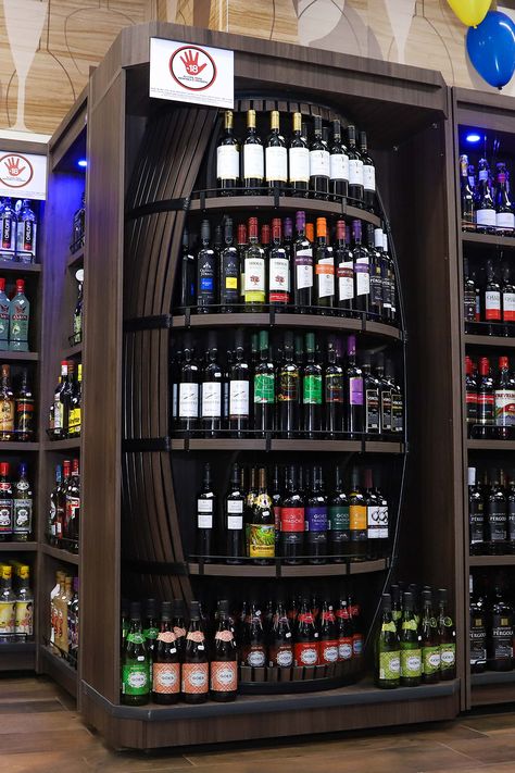 Wine Store Display, Wine Store Design, Wine Shop Interior, Bar Counter Design, Store Shelves Design, Concept Stores, Grocery Store Design, Liquor Shop, Shop Displays