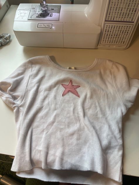 Shirt Design Inspiration Creative, Thrifted Tee Shirts, Star Top Pink, Shirt Flip Ideas, Star Tee Shirt, Fabric Stitch Shirts, Patch Work On Tshirt, Cute Thrifted Clothes, Sewing Tee Shirts