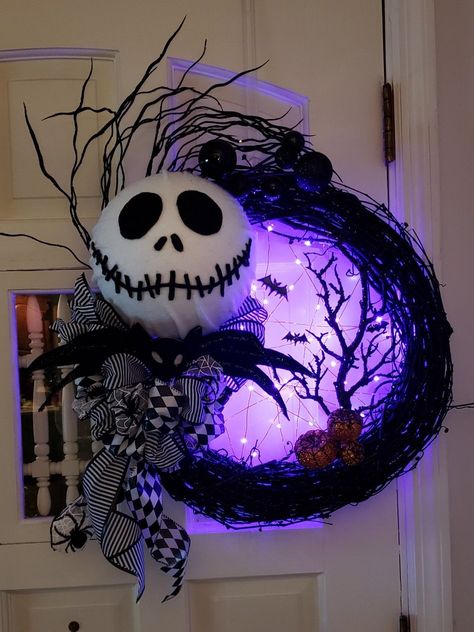 Porta Halloween, Nightmare Before Christmas Wreath, Diy Halloween Dekoration, Halloween Chic, Dollar Store Halloween Decorations, Halloween Party Decor Diy, Nightmare Before Christmas Decorations, Image Halloween, Casa Halloween