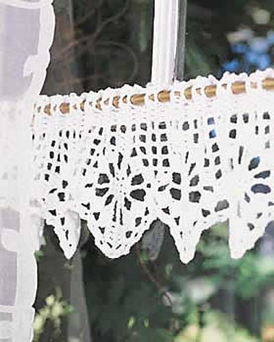 Gratis Los patrones Cortina Crochet en Moogly!                                                                                                                                                      More Crochet Valance Pattern, Crochet Valance, Valance Patterns, Ravelry Free, Crochet Curtain Pattern, Crochet Decor, Confection Au Crochet, Crochet Curtains, Crochet Kitchen