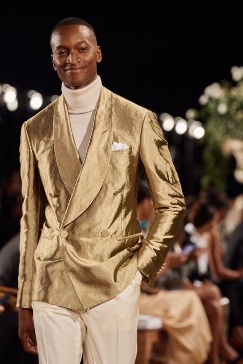 Ralph Lauren Spring 2023 Ready-to-Wear Fashion Show Collection: See the complete Ralph Lauren Spring 2023 Ready-to-Wear collection. Ralph Lauren Runway, Golden Outfit, Rock Star Outfit, Ralph Laurent, Ralph Lauren Womens Clothing, Gold Suit, Spring 2023 Ready To Wear, High Fashion Runway, 2023 Ready To Wear Collection