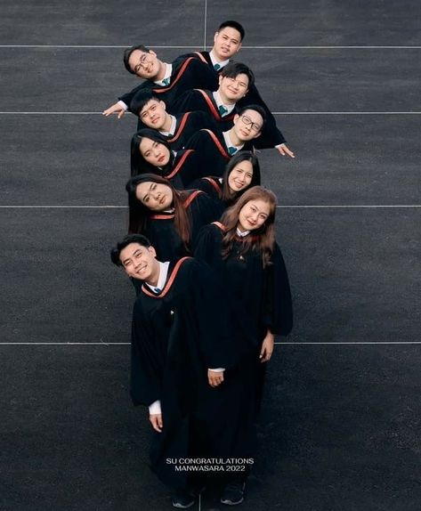 Graduate Group Photoshoot, Pre Convo Photoshoot Idea Group, Graduation Post Ideas, Graduation Group Photoshoot, Graduation Group Photo Ideas, Pre Graduation Photoshoot, Group Graduation Pictures, Convocation Photography, Self Foto