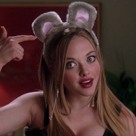 Karen Smith Pfp, Karen Smith Icon, Amanda Seyfried Mean Girl, Blonde Hair Characters, Mean Girls Halloween, 2000s Girls, Blonde Movie, 2000s Icons, Mean Girls Movie