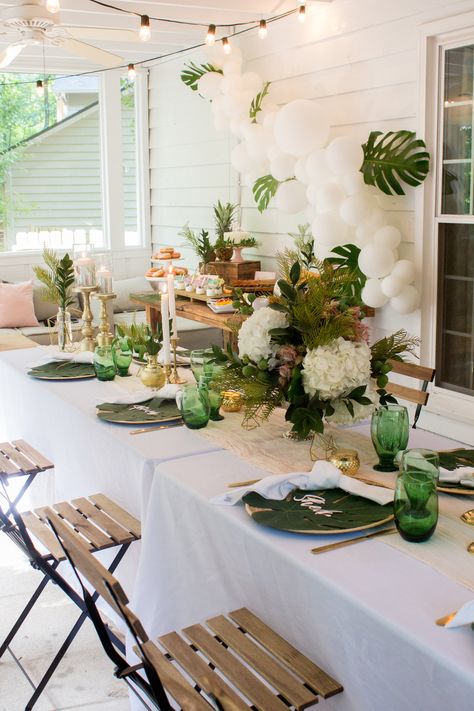 Tropical Boho Bridal Shower Ideas, Hawaiian Themed Engagement Party, Elegant Beach Theme Bridal Shower Ideas, Pool Bridal Shower Decor, Jungle Bridal Shower Ideas, Elegant Hawaiian Party Decorations, Elegant Hawaiian Theme Party, Tropical Couples Shower Ideas, Hawaiian Bridal Shower Ideas Decor