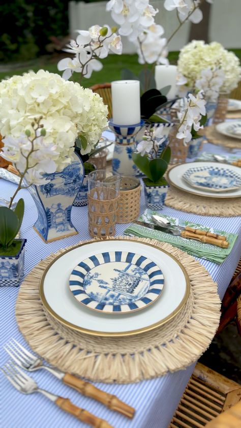 Italian Party Decor, Lobster Bake Party, Backyard Wedding Party, Blue And White Table Setting, Mediterranean Theme, Hamptons Party, Summer Hosting, Tableware Inspiration, White Table Setting