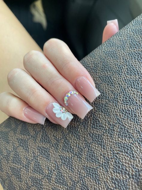 Nail Ideas Rhinestones Simple, Nails Short Latina, Nails For Damas, Short Nail Gel Polish Ideas, Simple Quince Nails Short, Acrylic Nail Designs Latina, Quince Dama Nails, Spanish Tips Nails, Graduation Nail Inspo Short