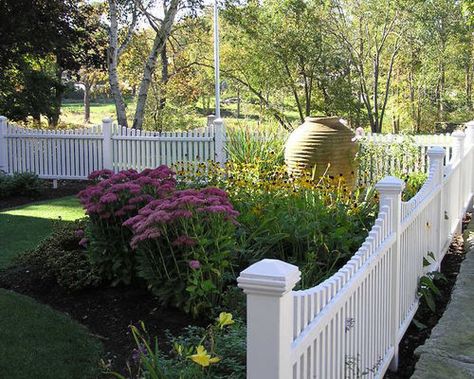 Gard Modern, Landscaping Around Trees, Front Yards Curb Appeal, White Fence, Front Yard Fence, Low Maintenance Landscaping, White Picket Fence, Diy Outdoor Decor, Fence Landscaping