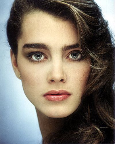 THE eyebrow icon Brooke Shield | The "natural" un-plucked eyebrows were in fashion. Brooke Shields Eyebrows, Elf Make Up, Brooke Shields Young, Look 80s, Estelle Lefébure, 80s Makeup, Thick Brows, Thick Eyebrows, Natalia Vodianova