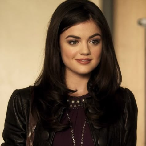 Aria Montgomery Hair, Aria Montgomery Aesthetic, Aria Montgomery Style, Aria Style, Pretty Little Liars Aria, Hair Expo, Pll Outfits, Aria Montgomery, Hairstyles For School